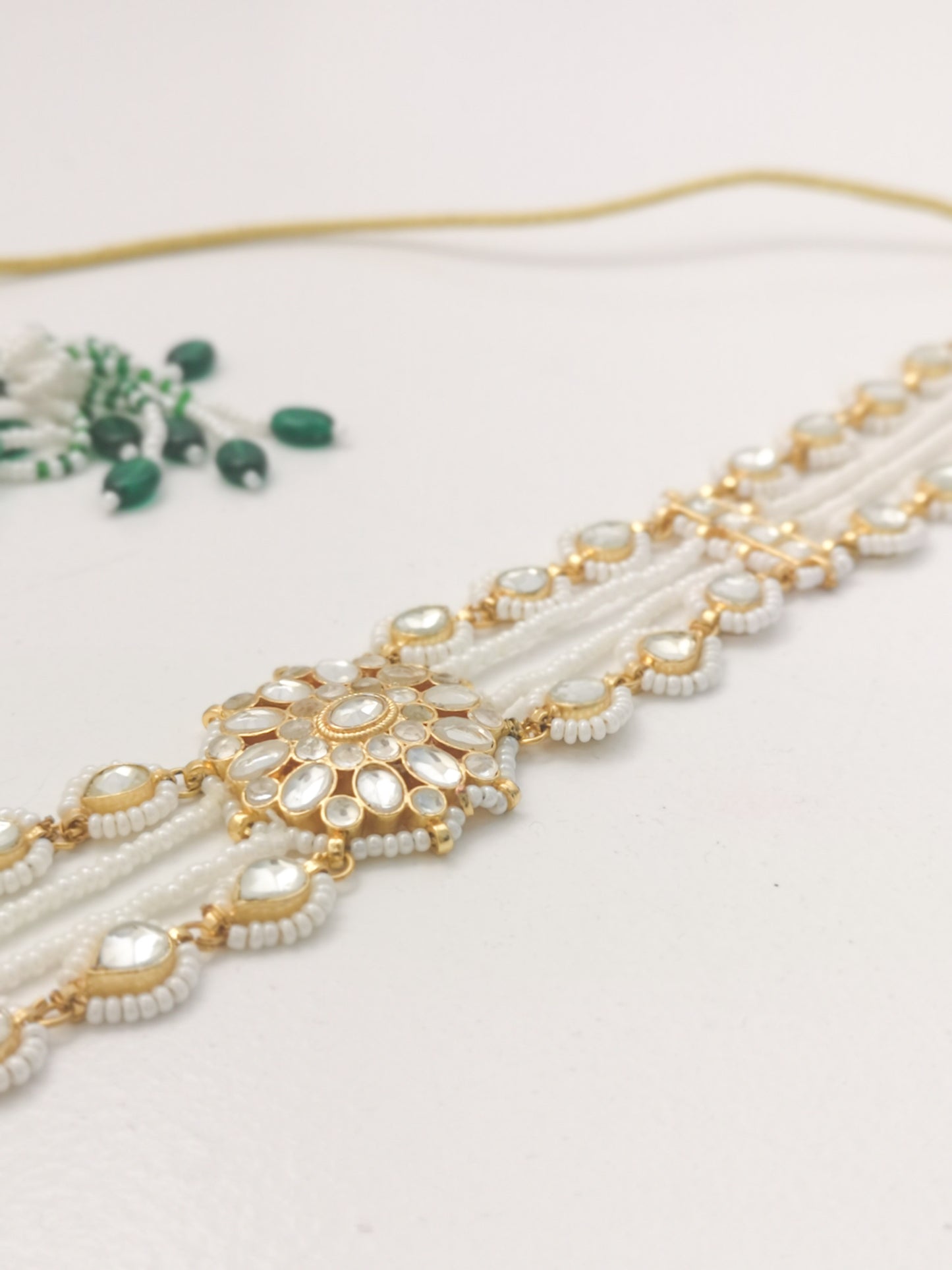 Pachi Kundan Set (earrings and necklace) - Pearls / Beige