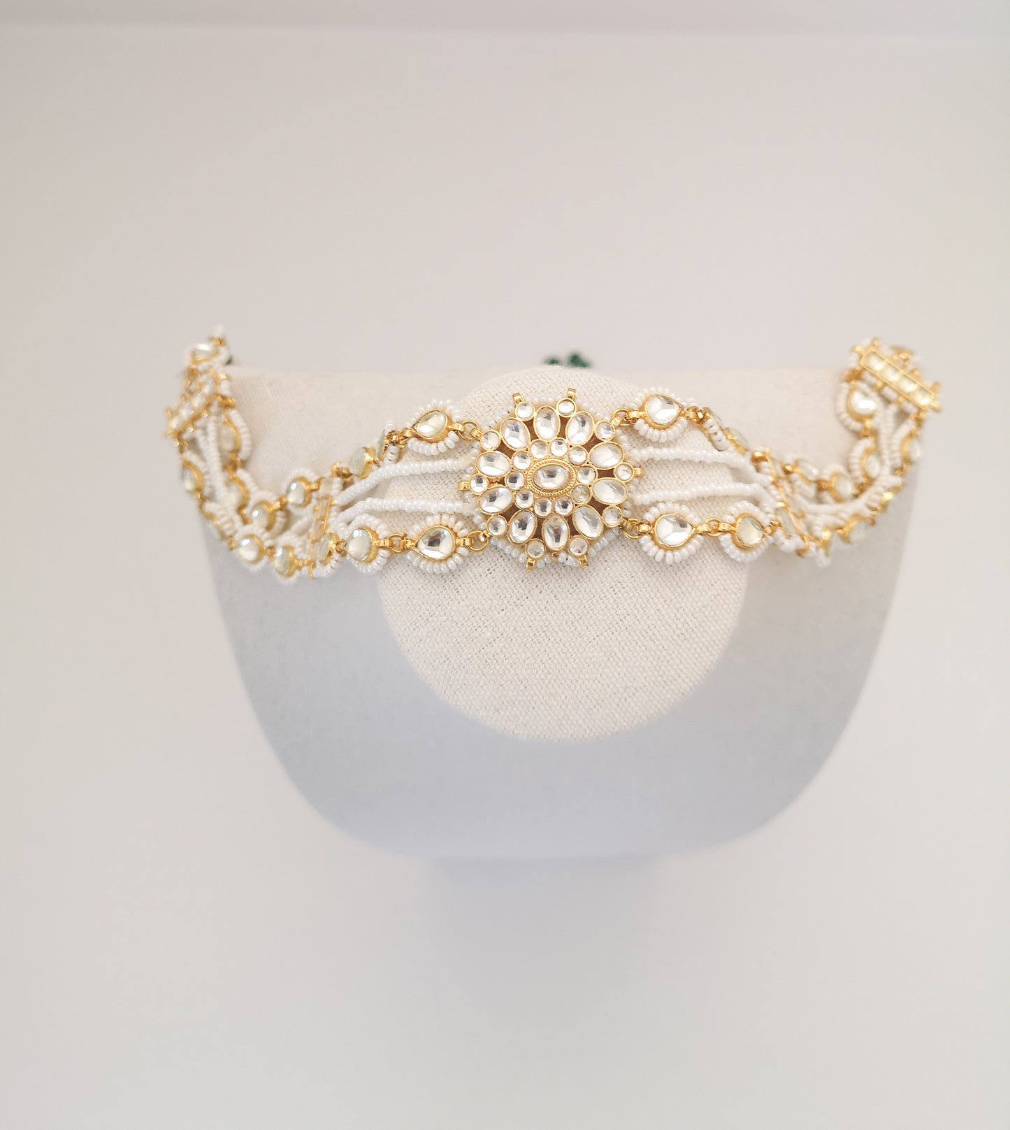 Pachi Kundan Set (earrings and necklace) - Pearls / Beige
