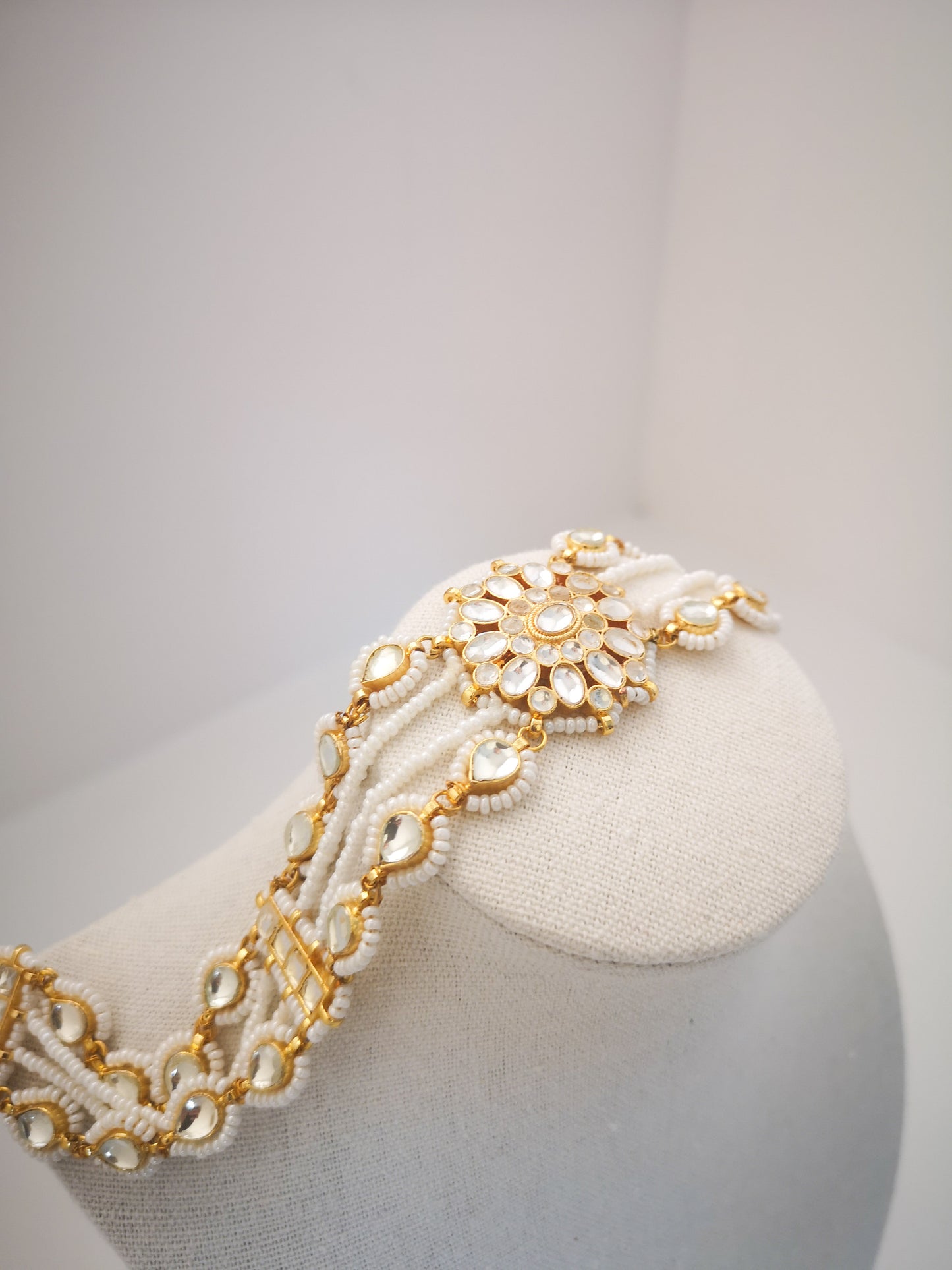 Pachi Kundan Set (earrings and necklace) - Pearls / Beige