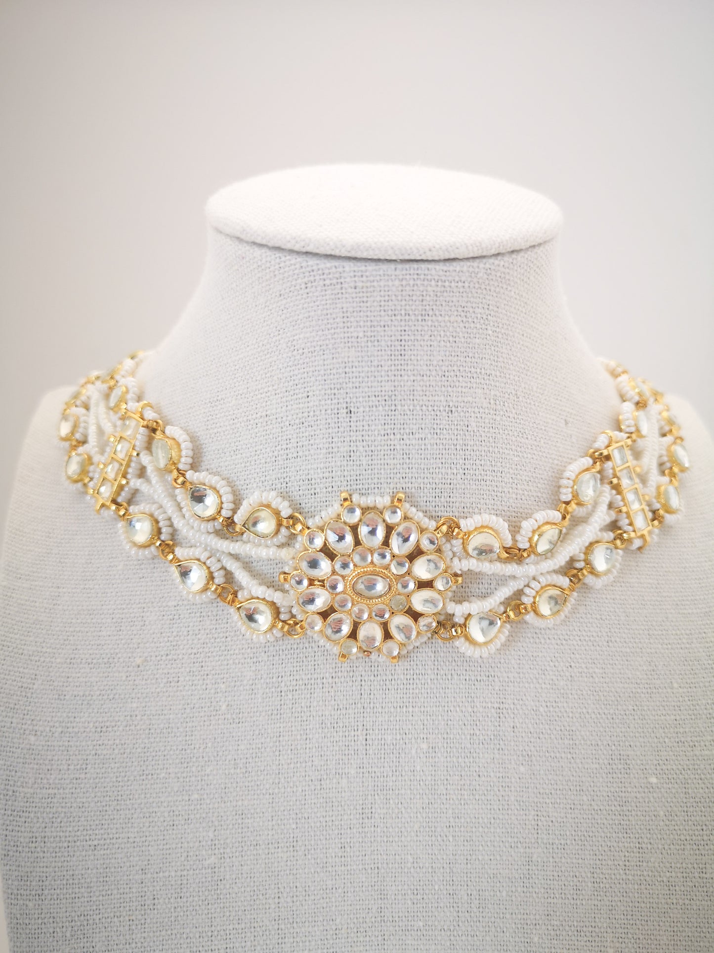 Pachi Kundan Set (earrings and necklace) - Pearls / Beige