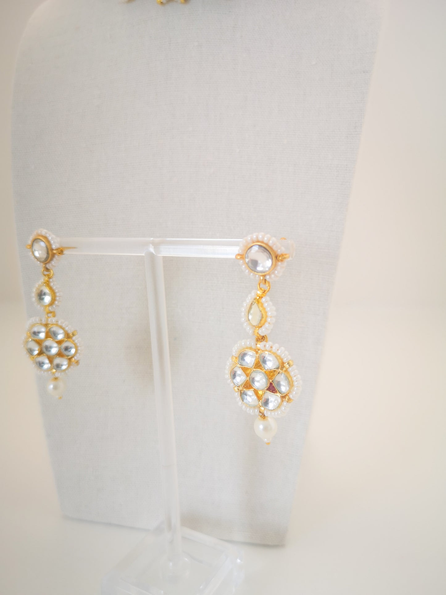Pachi Kundan Set (earrings and necklace) - Pearls / Beige