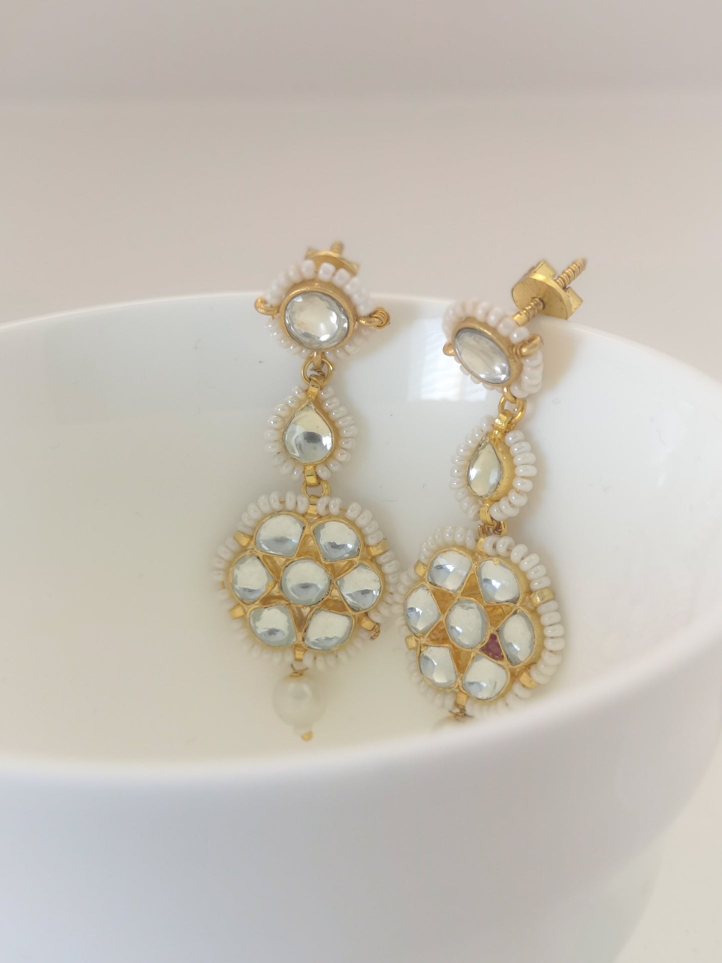 Pachi Kundan Set (earrings and necklace) - Pearls / Beige