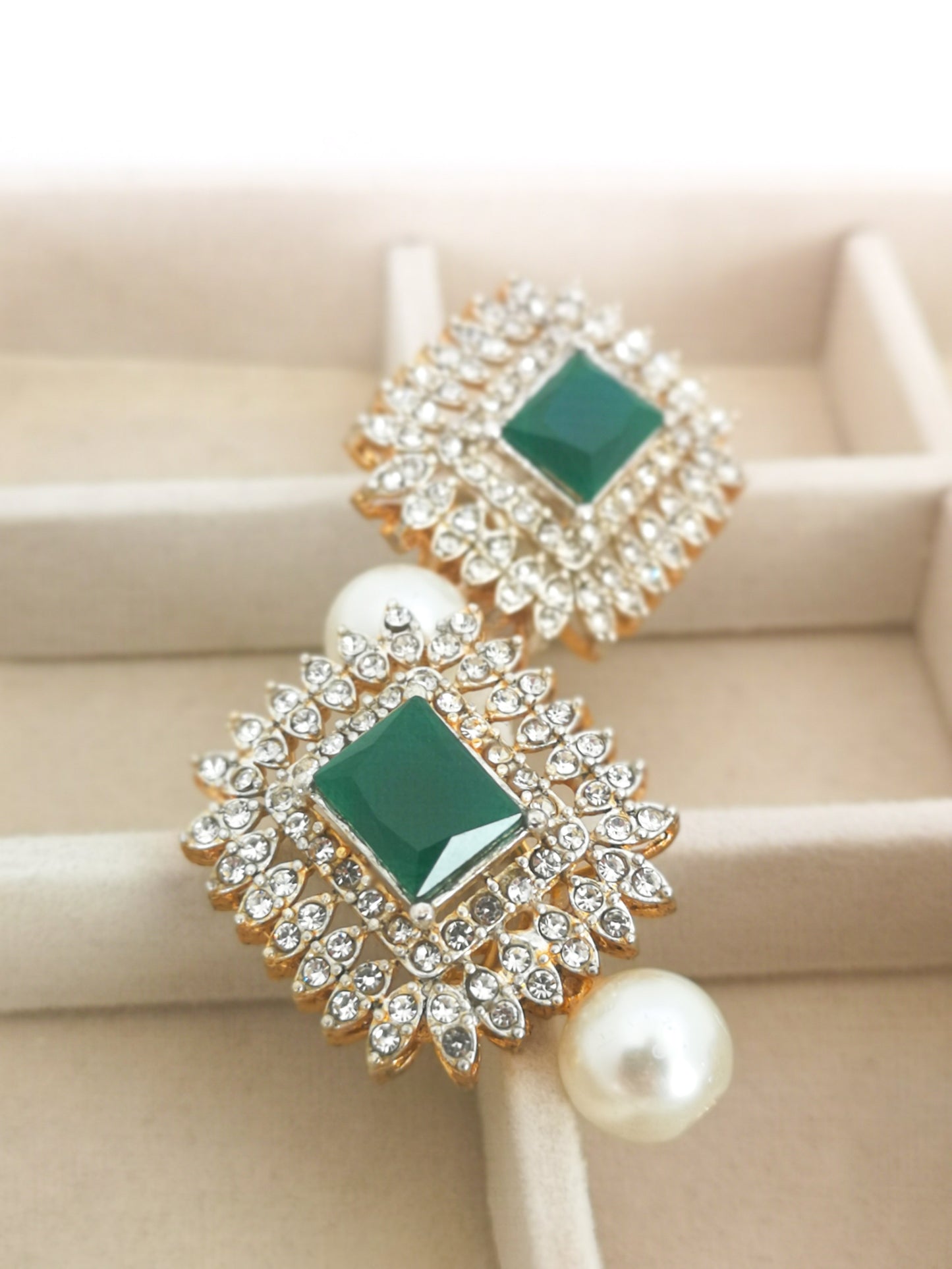Pearl Choker Set - Dark Green
(Choker Earrings, Pendant Necklace and Teeks)