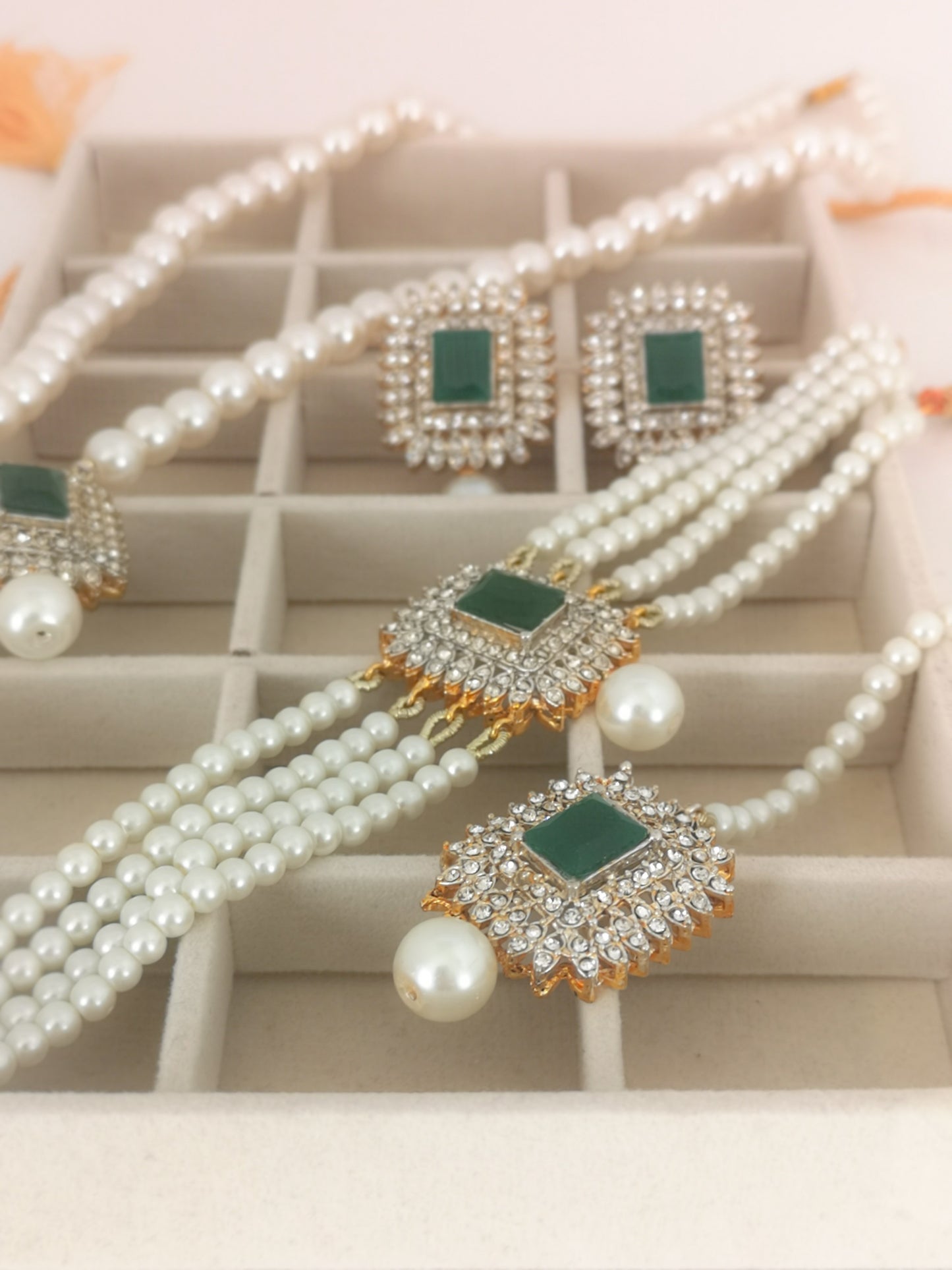 Pearl Choker Set - Dark Green
(Choker Earrings, Pendant Necklace and Teeks)