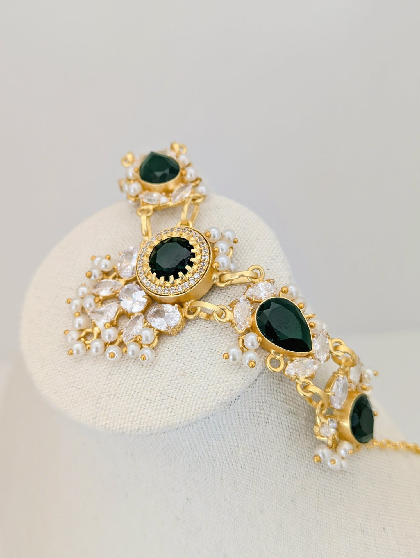 Classic Freshwater Pearl - Emerald Aura